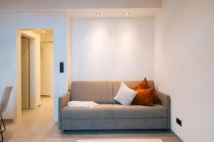 塞爾福斯的住宿－Boutique Apart Serfaus，客厅配有带枕头的沙发