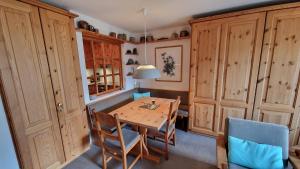 Χώρος καθιστικού στο Chesa Bellaval, Haus Leivra 2 1 2-Zimmerwohnung