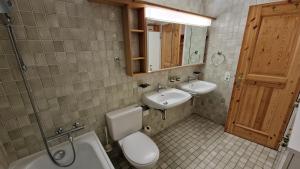 Ένα μπάνιο στο Chesa Bellaval, Haus Leivra 2 1 2-Zimmerwohnung +38 φωτογραφίες