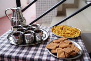 einen Tisch mit zwei Plätzchen und Pommes frites in der Unterkunft Muruz Stay Inn in Gūdalūr