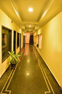 un pasillo vacío con plantas en un edificio en AURA EAST BAY, en Mahabalipuram