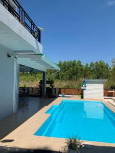 - une piscine avec une terrasse et une maison dans l'établissement Paradise Pool Villa at My Second home, à Ban Chang