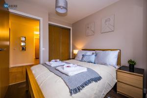 a bedroom with a bed with two towels on it at Stylish 3 Bed Apartment Aberdeen in Aberdeen