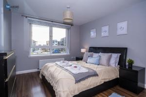 Llit o llits en una habitació de Stylish 3 Bed Apartment Aberdeen