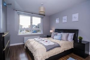 Stylish 3 Bed Apartment Aberdeen في أبردين: غرفة نوم بسرير ونافذة