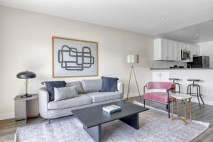 Istumisnurk majutusasutuses Woodland Hills 2BR w Pool Gym nr Warner Center LAX-698