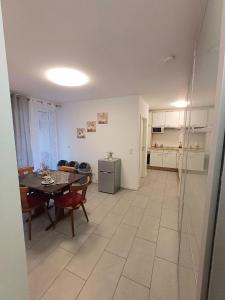a living room with a table and chairs and a kitchen at Apartment/Wohnung direkt in Aschaffenburg in Aschaffenburg