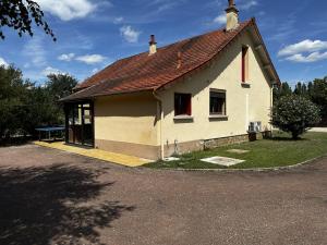 a small white house with a red roof at La Briquette in Saint-Julien-sur-Cher