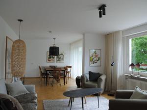 een woonkamer met een bank en een tafel bij Ferienhaus Joos in Uhldingen-Mühlhofen