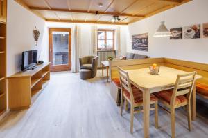 een eetkamer en woonkamer met een tafel en stoelen bij Ferienwohnungen Gastager in Ruhpolding