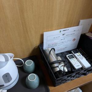 einen Korb mit auf einem Tisch sitzenden Gegenständen in der Unterkunft Oda hotel Akihabara in Tokio