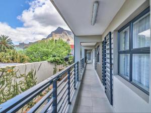 Cape Town的住宿－Unit 17 , 72 on Arnold street Two Bedroom Flat，山景阳台。