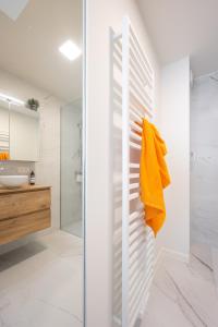 ein Bad mit einer Dusche und einem gelben Handtuch in der Unterkunft Cosy Coast in Knokke-Heist