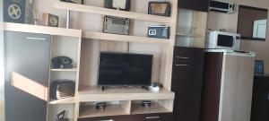 un televisor sentado en un estante en una habitación en ГАЙДА, en Smolyan