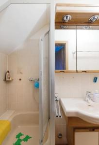 ein Bad mit einer Badewanne, einem Waschbecken und einer Dusche in der Unterkunft Panorama Oase Ferienwohnung mit Blick auf Mosel und Reichsburg in Cochem