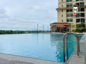 einem großen Pool vor einem Gebäude in der Unterkunft Staycation Homestay 34 Kuching Riverine Petanak Resort in Kuching