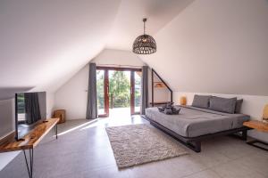 Rúm í herbergi á Coco Lilly Villas