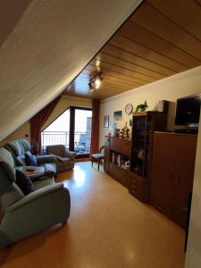 Posezení v ubytování Panorama Oase Ferienwohnung mit Blick auf Mosel und Reichsburg