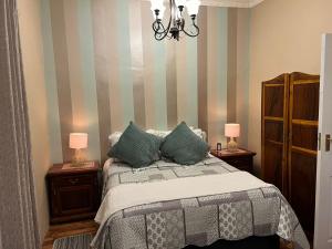 Bethulie的住宿－Bethulie Guest Farm，一间卧室配有一张绿色和灰色条纹的床