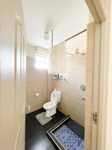 een kleine badkamer met een toilet en een raam bij NLS in Nairobi