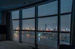 uma janela com vista para o horizonte da cidade em Wuhan Marriott Hotel Wuchang em Wuhan