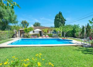 une piscine dans la cour d'une maison dans l'établissement Owl Booking Villa Llenaire Petit - 3 Min Drive to the Beach, à El Port