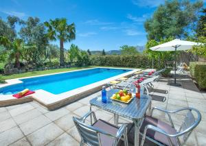 - une piscine avec des chaises et une table avec des fruits dans l'établissement Owl Booking Villa Llenaire Petit - 3 Min Drive to the Beach, à El Port