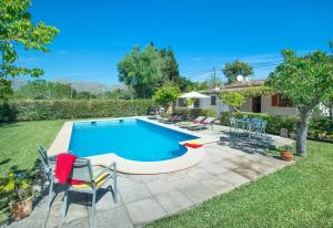 une piscine dans une cour avec des chaises et une maison dans l'établissement Owl Booking Villa Llenaire Petit - 3 Min Drive to the Beach, à El Port