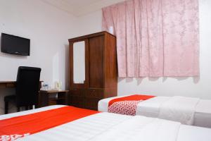 Postel nebo postele na pokoji v ubytování OYO 90037 The 7 Lodge Tambunan
