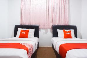 Postel nebo postele na pokoji v ubytování OYO 90037 The 7 Lodge Tambunan