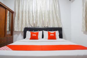 Postel nebo postele na pokoji v ubytování OYO 90037 The 7 Lodge Tambunan
