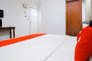 Postel nebo postele na pokoji v ubytování OYO 90037 The 7 Lodge Tambunan