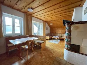 sala de estar con mesa y sofá en Pension Sedlak, en Millstatt