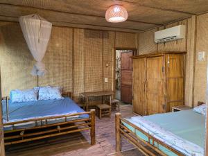 ein Schlafzimmer mit 2 Betten und einem Schreibtisch. in der Unterkunft Farmstay Ao Nhà 