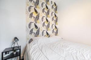 Säng eller sängar i ett rum på GuestReady - Elevated Comfort with a Terrace!