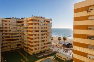 eine Luftansicht auf ein Gebäude und den Strand in der Unterkunft Casa Ros-PLAYA free parking by Cadiz4Rentals in Cádiz