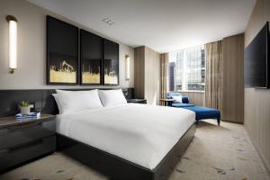 Postel nebo postele na pokoji v ubytování JW Marriott Edmonton ICE District