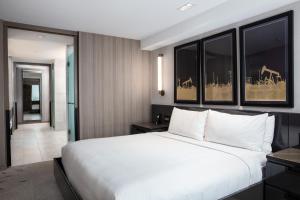 Postel nebo postele na pokoji v ubytování JW Marriott Edmonton ICE District