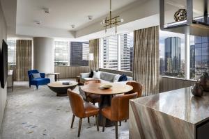 Posezení v ubytování JW Marriott Edmonton ICE District
