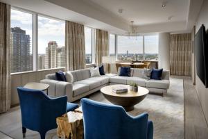 uma sala de estar com um sofá e uma mesa em JW Marriott Edmonton ICE District em Edmonton