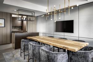 TV a/nebo společenská místnost v ubytování JW Marriott Edmonton ICE District