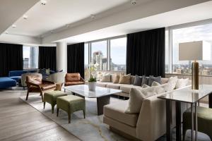 Posezení v ubytování JW Marriott Edmonton ICE District