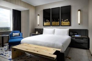 Postel nebo postele na pokoji v ubytování JW Marriott Edmonton ICE District