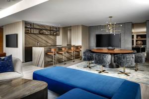 TV a/nebo společenská místnost v ubytování JW Marriott Edmonton ICE District