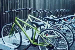 鋸南町にあるamaneの建物の横に並んだ緑色の自転車