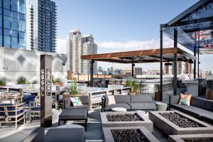 Posezení v ubytování JW Marriott Edmonton ICE District