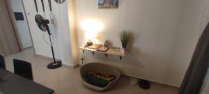 um quarto com uma mesa e uma secretária com um candeeiro em Il Bumbunin em Moncucco Torinese