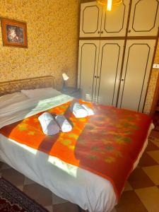 a bedroom with a large bed with towels on it at Rifugio Tra Le Vette in Bardonecchia