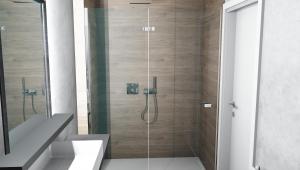 La salle de bains est pourvue d'une douche avec une porte en verre. dans l'établissement Ratskeller Waren, à Waren