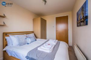 um quarto com uma cama com um roupão em Warm 3 bed Apartment Aberdeen em Aberdeen